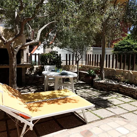 Simiri Caposchiera Con Cortile E Bbq וילסימיוס